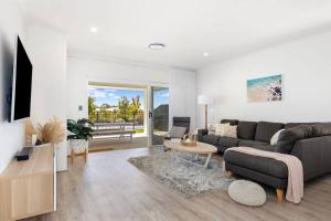 ダンズボローにあるNewly Built Luxury Modern Homeのソファとテーブルのあるリビングルーム