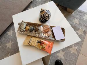 ein weißer Tisch mit einem Tablett mit Essen darauf in der Unterkunft Apartamento Celeste a Pasos del Mar y Aeropuerto in Santa Marta