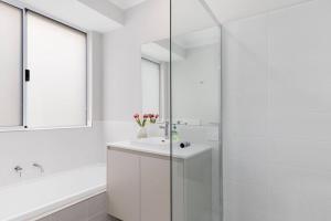 ein weißes Badezimmer mit Waschbecken und Dusche in der Unterkunft Brand New Home Dunsborough in Dunsborough + 12 Fotos