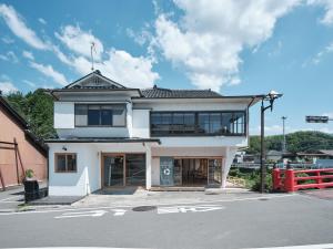 a white building with a lot of windows at 三笠館Mikasakan 別館 in Kinokawa