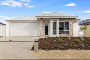 ein Haus mit einer Garage davor in der Unterkunft Brand New Home Dunsborough in Dunsborough