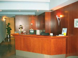 a hotel lobby with a reception desk and a cash counter at Hotel Doña Urraca in Zamora