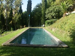 カンヌにある18th century villa in Cannes with poolの草原の中のスイミングプール