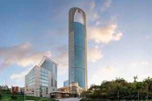 上海上海中港汇铂尔曼大酒店 - 在新天地和豫园区域的 ⁇ 染高大的玻璃摩天大楼