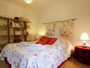 Postel nebo postele na pokoji v ubytování Cozy Cottage in Bourgnac with bubble bath
