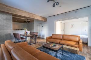 una sala de estar con un sofá y una mesa en Zabo Hills 202, en Sapporo 102 fotos más