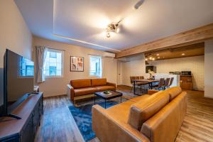 una sala de estar con un sofá y una mesa en Zabo Hills 202, en Sapporo