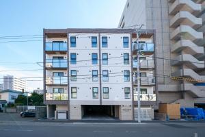 un edificio blanco con un túnel delante de él en Zabo Hills 202, en Sapporo