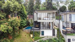 eine Luftaufnahme eines Hauses mit Swimmingpool in der Unterkunft Sukha by Kozystay - Dago in Bandung