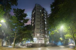 ムンバイにあるThe Orion Premium Suitesの夜間の通りのアパートメント