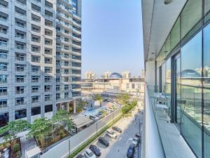 Cảnh Dubai hoặc tầm nhìn thành phố từ căn hộ