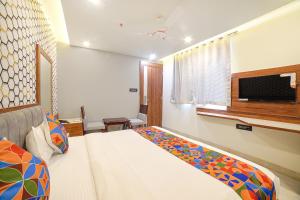 Un dormitorio con una cama y un televisor de pantalla plana. en FabHotel Bliss Residency, en Bhopal 24 fotos más