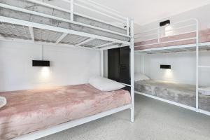 Palms on Parker Backpackers客房内的一张或多张床位