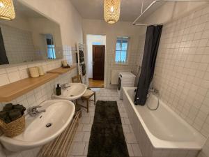 Koupelna v ubytování Ferienwohnung Zum Leoparden im Herzen von Erfurt - über 100qm + 6 fotografií