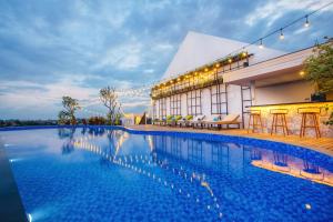 una grande piscina di fronte a un edificio di RV Hotel Gianyar a Gianyar