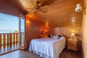 Postel nebo postele na pokoji v ubytování Chalet avec sauna entre Lac Leman, Montagnes et Golf - Le Cocon du Lac Léman