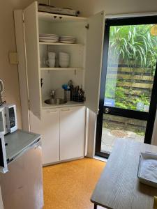 Kuchyň nebo kuchyňský kout v ubytování St Heliers homestay