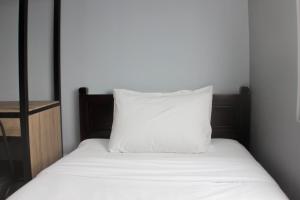 Gulta vai gultas numurā naktsmītnē Modern 2BR at Springlake Summarecon Bekasi Apartment By Travelio