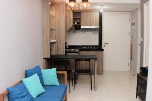 Virtuve vai virtuves zona naktsmītnē Modern 2BR at Springlake Summarecon Bekasi Apartment By Travelio