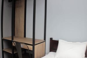 Gulta vai gultas numurā naktsmītnē Modern 2BR at Springlake Summarecon Bekasi Apartment By Travelio