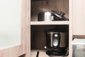 Virtuve vai virtuves zona naktsmītnē Modern 2BR at Springlake Summarecon Bekasi Apartment By Travelio