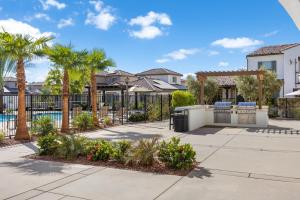Gambar di galeri bagi Sunset Dreams by VARE Steps Away from PoolSpa Gym PGA West di La Quinta
