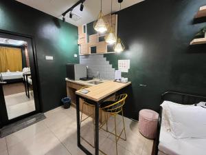 Kuchyň nebo kuchyňský kout v ubytování Smile Hotel Wangsa Maju