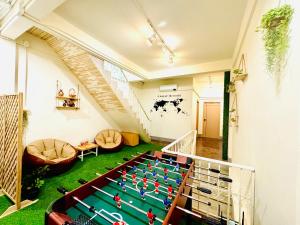 una habitación con una mesa de billar en el centro en Charming Hostel, en Bangkok