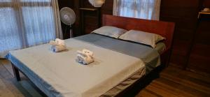 A bed or beds in a room at Sambath Sakseth Bungalow