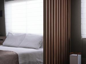 En eller flere senge i et værelse på MONday Apart Premium Kyoto Sta Kamogawa + 73 billeder