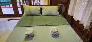 A bed or beds in a room at Sambath Sakseth Bungalow