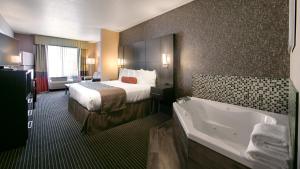 Postel nebo postele na pokoji v ubytování Best Western Plus Rama Inn & Suites