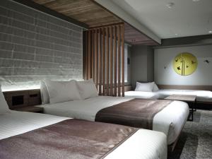 En eller flere senge i et værelse på MONday Apart Premium Kyoto Sta Kamogawa