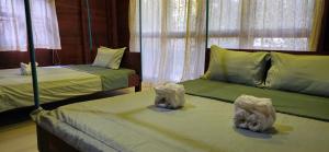 A bed or beds in a room at Sambath Sakseth Bungalow