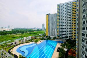 Peldbaseins naktsmītnē Modern 2BR at Springlake Summarecon Bekasi Apartment By Travelio vai tās tuvumā
