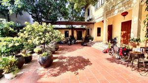 a courtyard with a bunch of plants and motorcycles at Lee Homestay in Hanoi