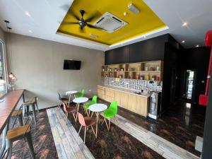 TV a/nebo společenská místnost v ubytování Smile Hotel Wangsa Maju