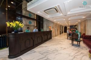 ハノイにあるSolare De Monte Hotel & Spaのホテルのロビー +37枚の写真