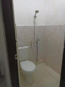 Tokomang Homestay في ليغِيان: حمام مع مرحاض ودش