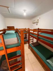 Postel nebo postele na pokoji v ubytování Wijaya Hostel + 16 fotografií