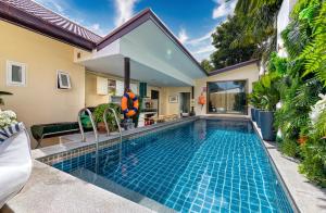 Πισίνα στο ή κοντά στο Cozy Asian house pool villa Pattaya 4 bedroom,Pet friendly