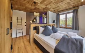 sypialnia z dużym łóżkiem w pokoju w obiekcie Chalet Wallehen w Saalbach Hinterglemm