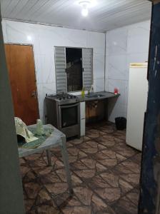Η κουζίνα ή μικρή κουζίνα στο Casa de piscina M2 Guarujá
