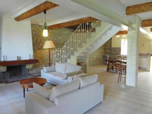 Montbrun-des-CorbièresにあるCosy holiday home with swimming poolのリビングルーム(白い家具、階段付)