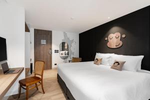 Voodi või voodid majutusasutuse Blu Monkey Hub and Hotel Laguna, Bangtao Phuket toas