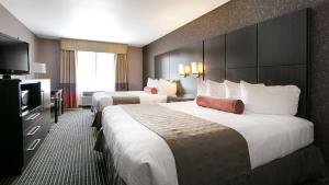 Postel nebo postele na pokoji v ubytování Best Western Plus Rama Inn & Suites