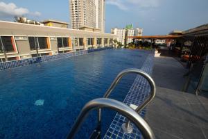 宿务The Pad CoLiving的楼顶上的大型游泳池