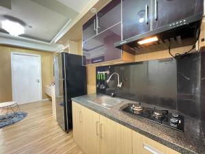 Η κουζίνα ή μικρή κουζίνα στο Luxury and Spacious 1BR Apartment at Parahyangan Residence Bandung By Travelio