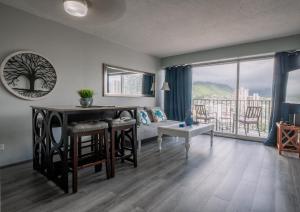 ホノルルにある2 bedroom Waikiki Condo Sleeps 6 Free Parkingのテーブルとソファのあるリビングルーム