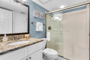 パナマ・シティ・ビーチにあるCommodore 903のシャワー、トイレ、洗面台を備えたバスルーム +43枚の写真